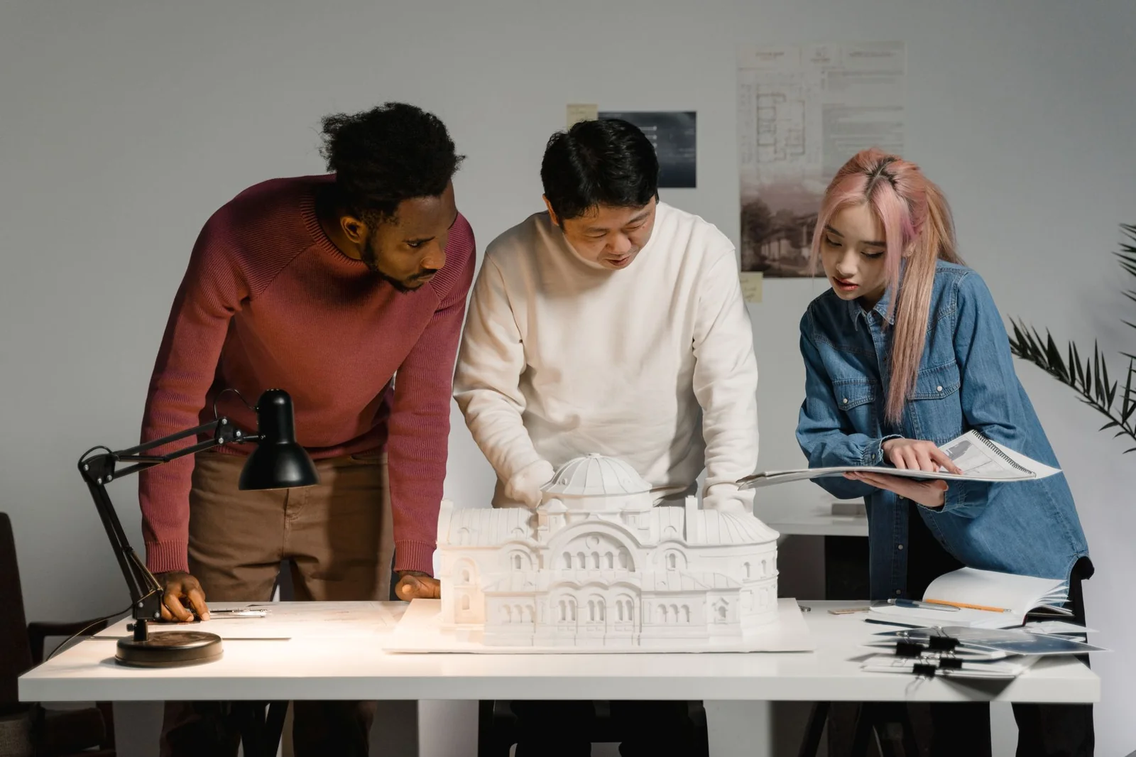 Table d'architecte avec plans et maquette dans une agence