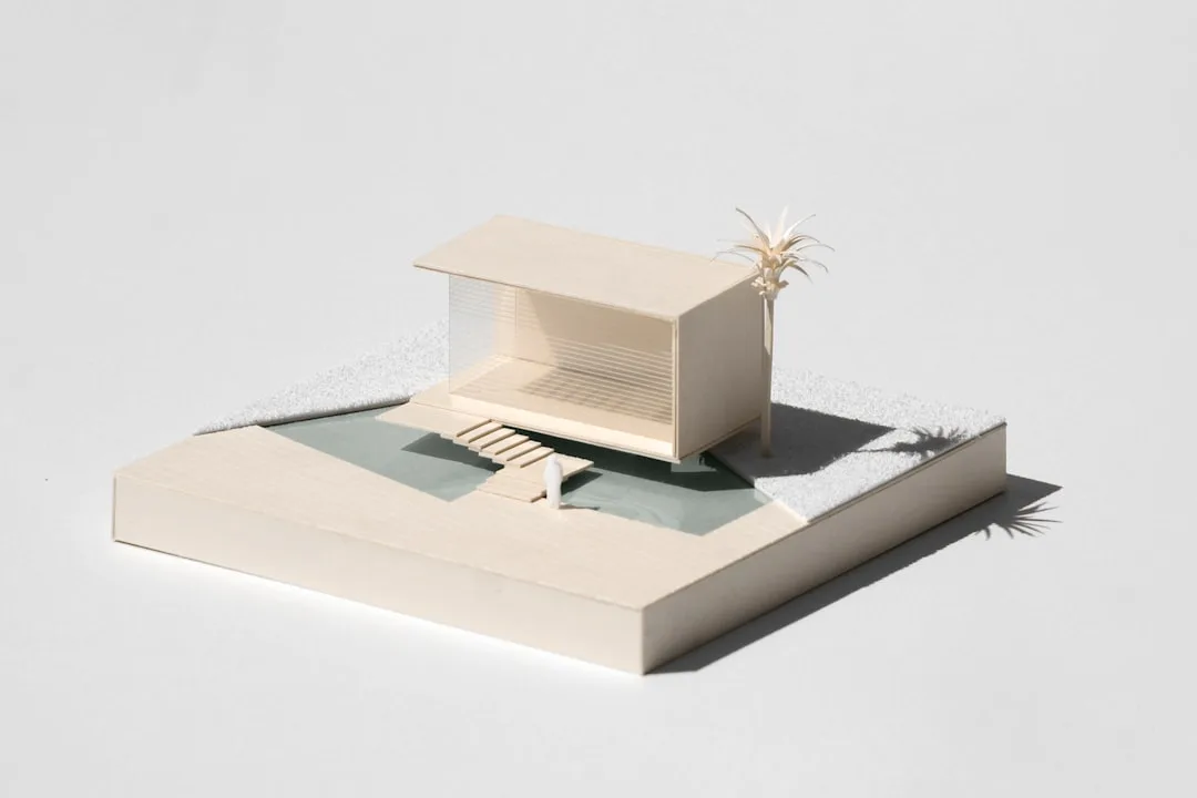 Maquette d’architecture éclairée pour étudier les ombres portées du soleil