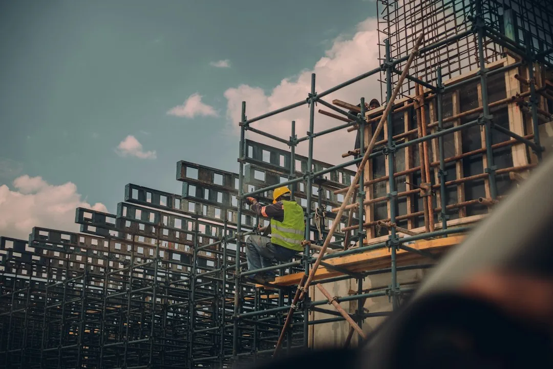 Ouvrier sur échafaudage pendant un chantier de construction