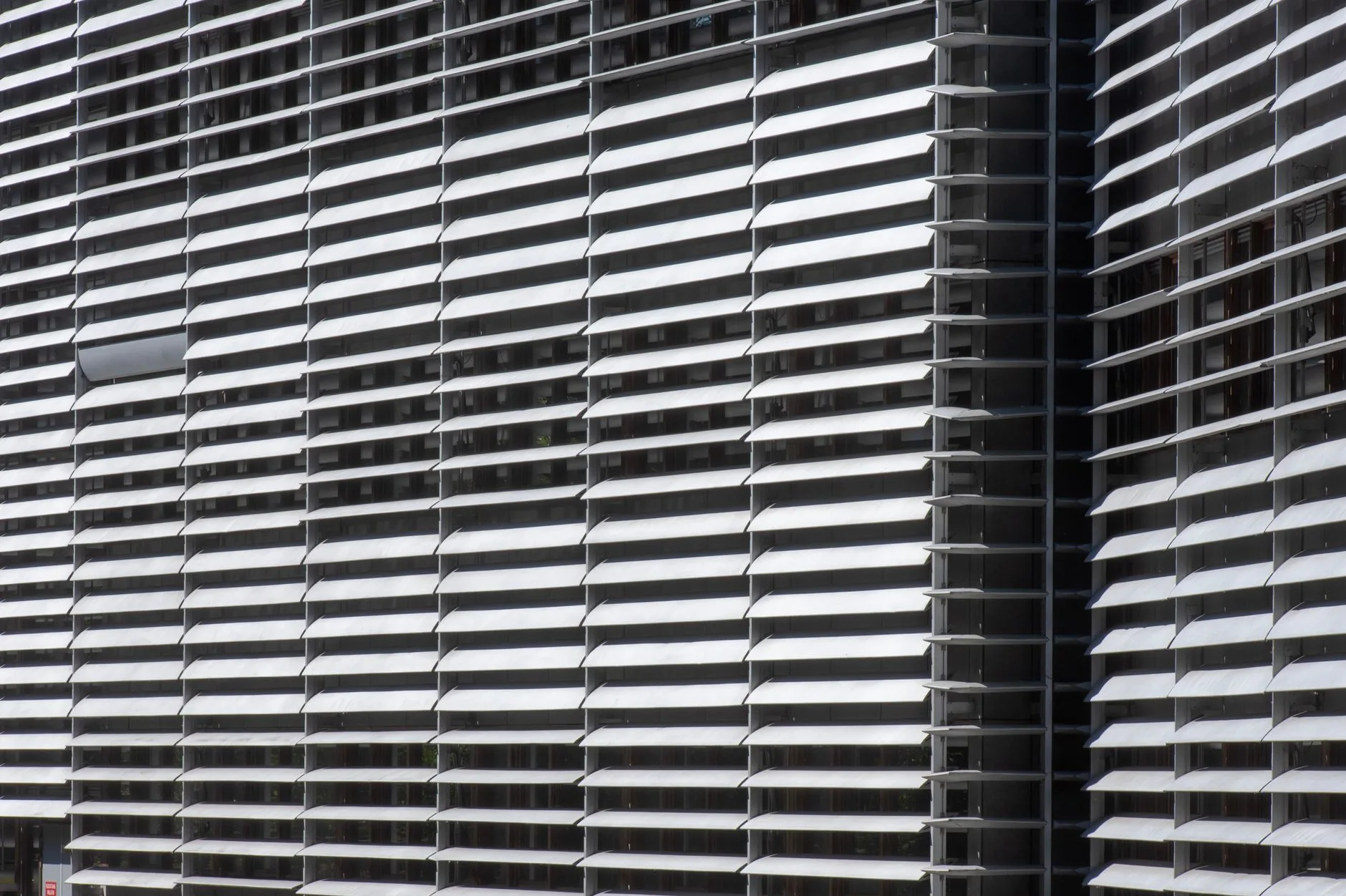 Façade équipée de brise-soleil extérieurs à lames orientables